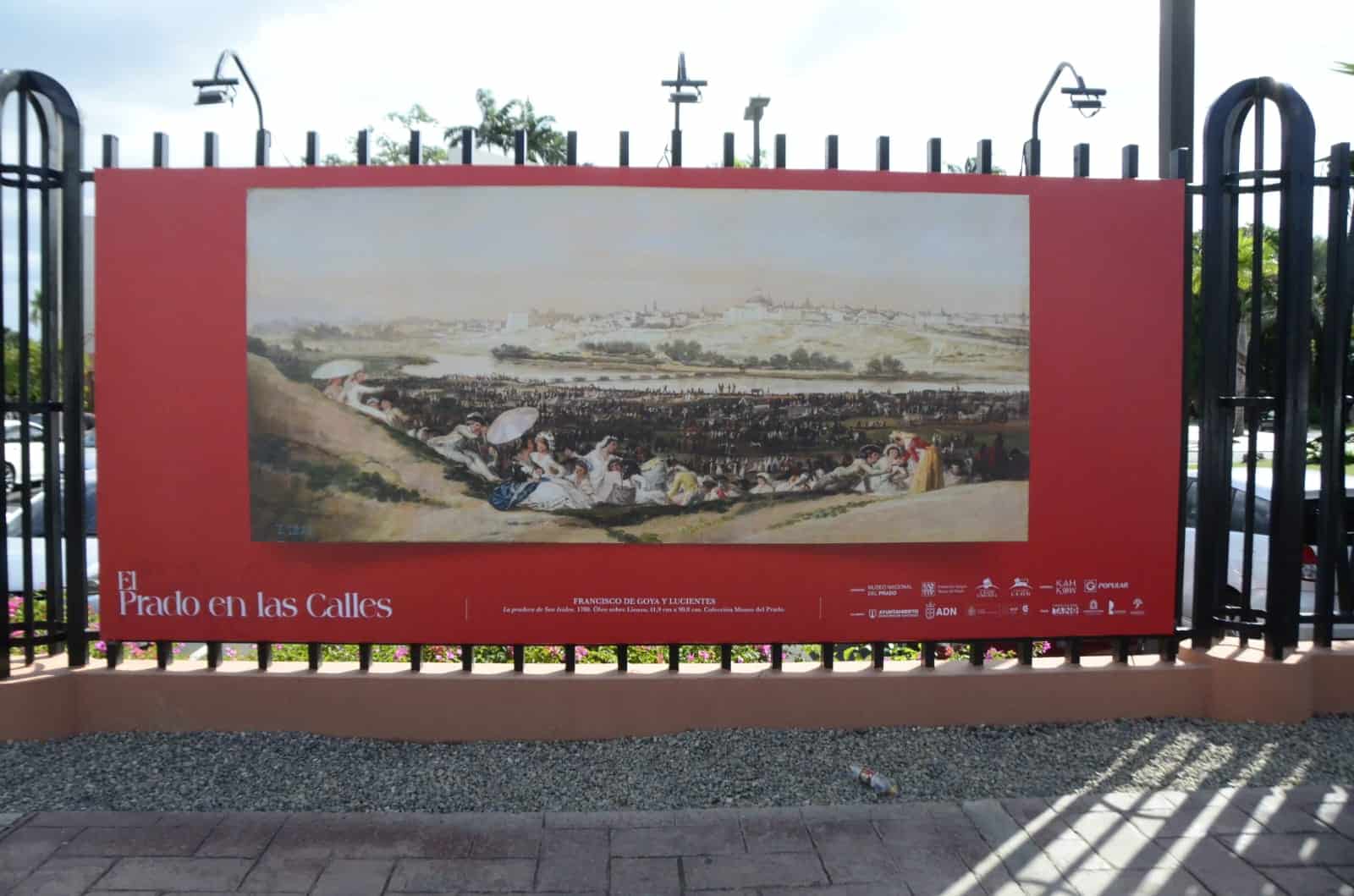 “El Prado en las calles” está ubicado en la verja perimetral del Centro León de Santiago.