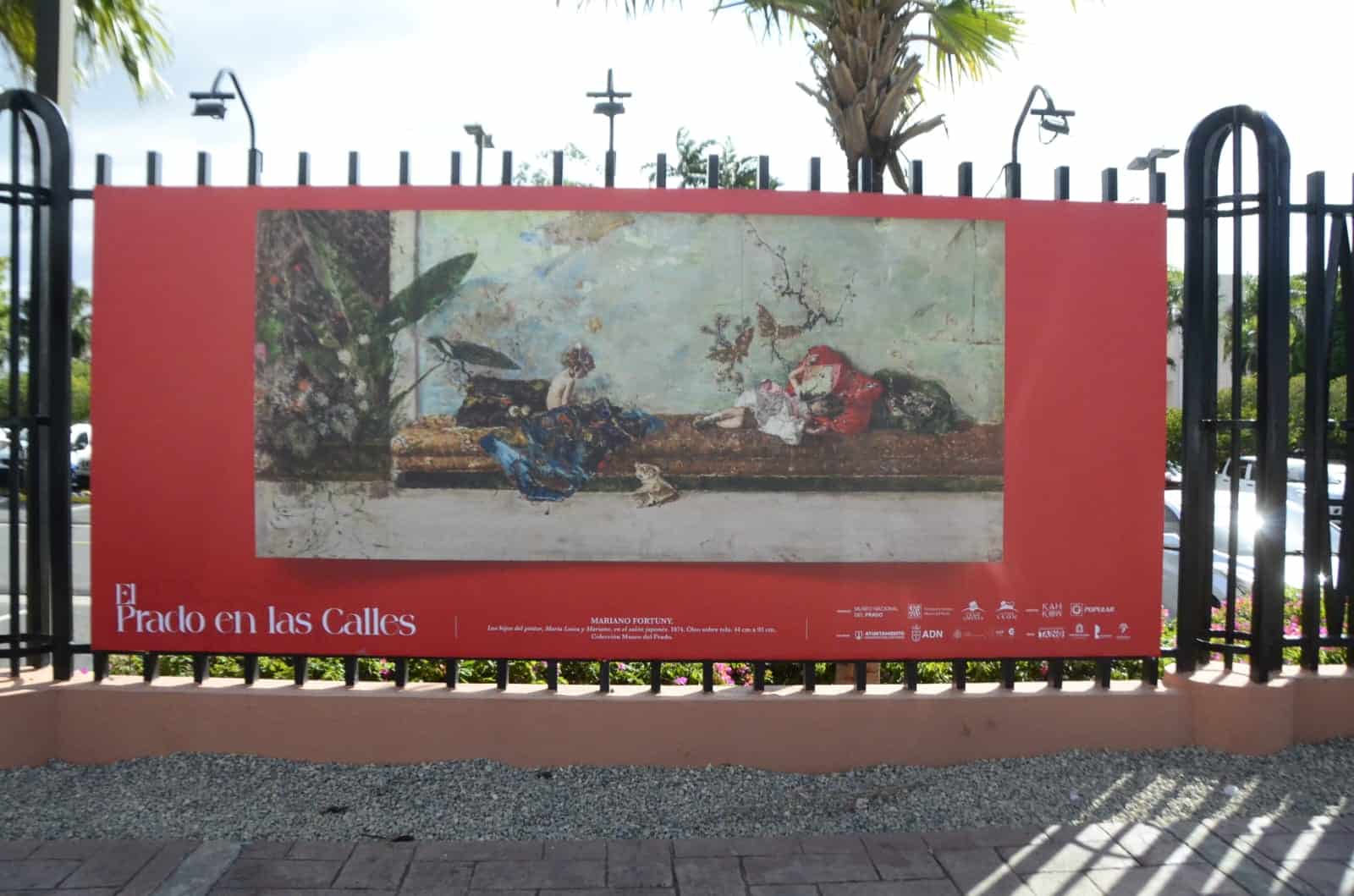 “El Prado en las calles” está ubicado en la verja perimetral del Centro León de Santiago.
