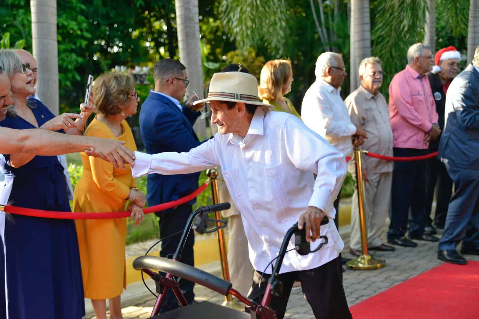 Adultos mayores desfilaron por la alfombra roja durante la primera Gala Edad de Oro, celebrada en el Asilo San Francisco de Asís.