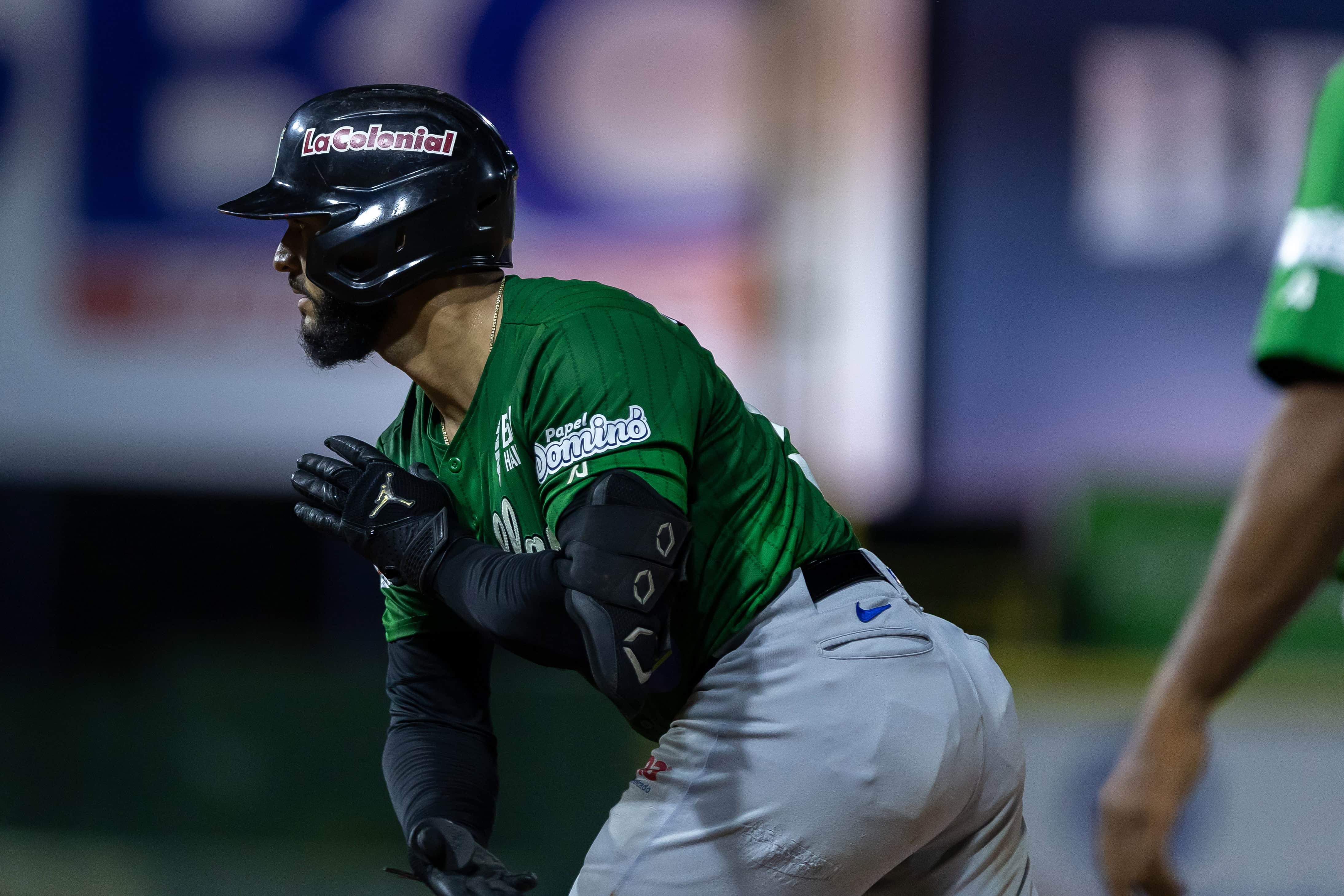 El receptor de las Estrellas Orientales, Rodolfo Durán, llega a la primera base y realiza el tradicional gesto de celebración del equipo verde.