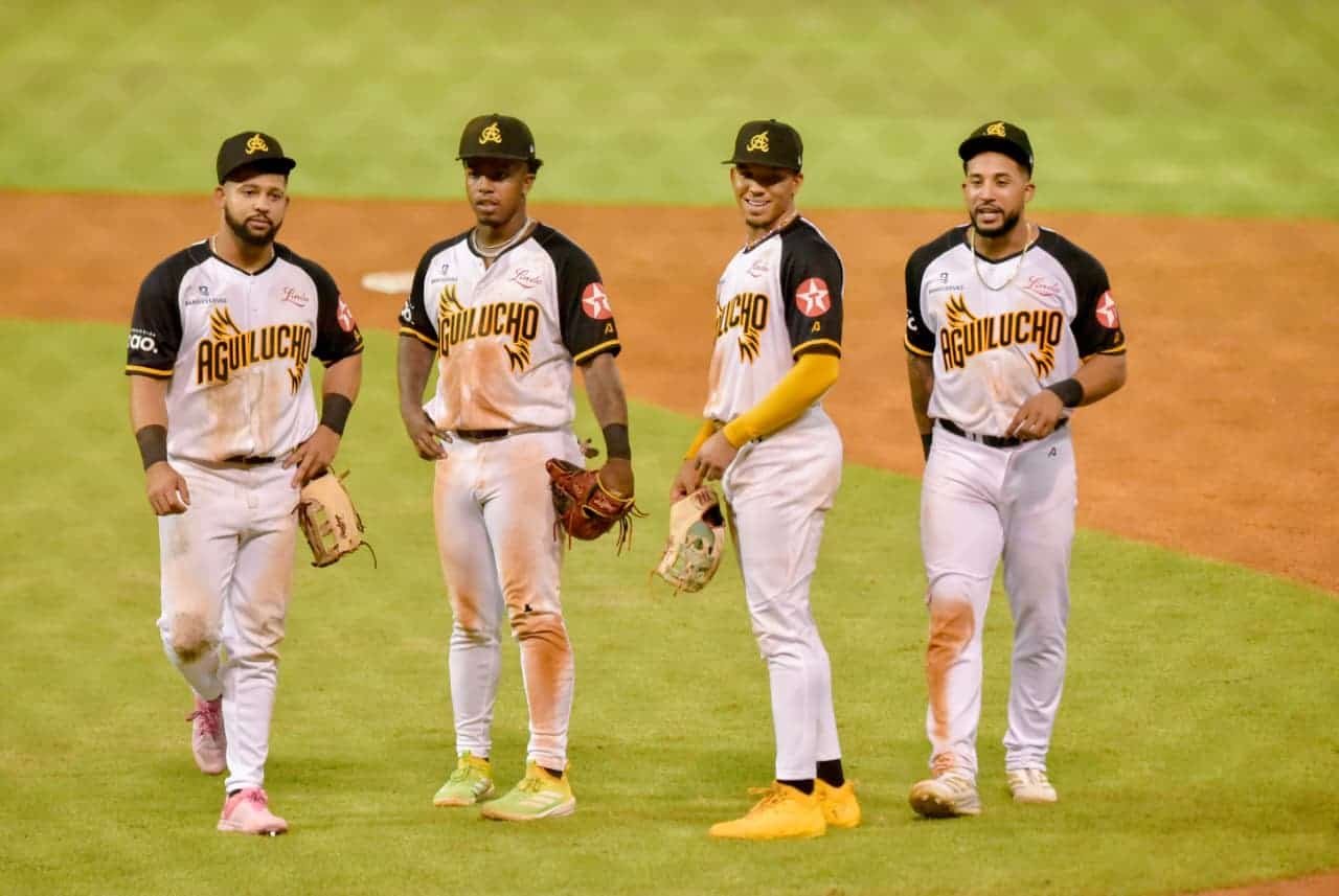 Los peloteros amarillos Jhonatan Clase, Adael Amador, Ángel Genao y Emmanuel Rodríguez, apodados Los menores con cariño del público.