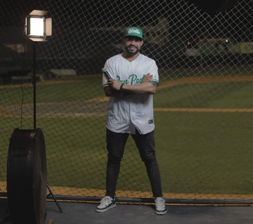 El disco-jockey de las Estrellas Orientales Jose Miguel Echavarria (Super Chava Promotion).