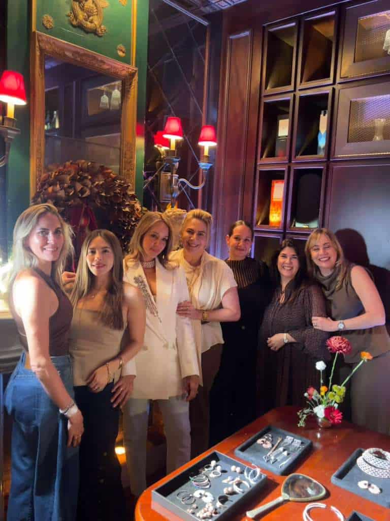 Dominique Jiménez, Claudia Bogaert, Nicole de Abate, Gisela Bogaert, Odile López-Penha  de Izquierdo, Gina C. de Bogaert y Erika Bogaert.