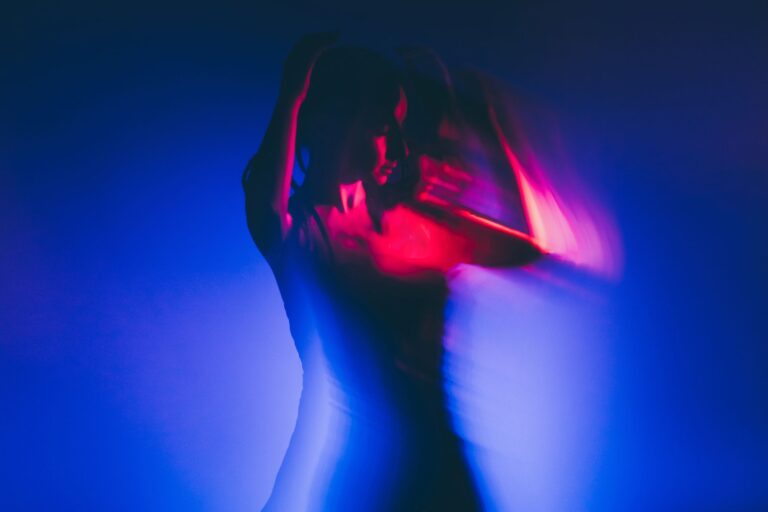 Reddit elimina tutoriales que enseñaban a generar desnudos en Gemini y ChatGPT