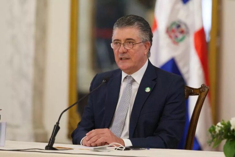 Roberto Santana informa que reclusos reconstruirán barrios de forma gratuita